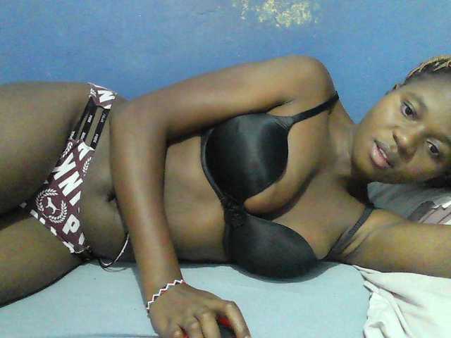 Mystiq-Ella live cam on BongaCams