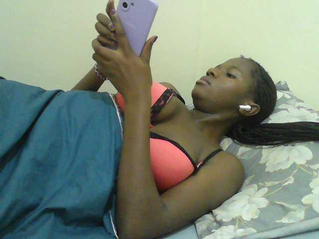 Mystiq-Ella live cam on BongaCams
