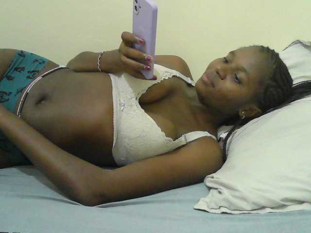 Mystiq-Ella live cam on BongaCams