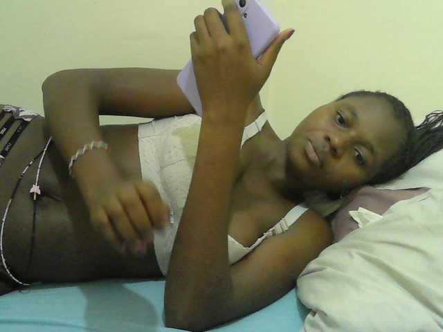 Mystiq-Ella live cam on BongaCams