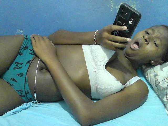 Mystiq-Ella live cam on BongaCams