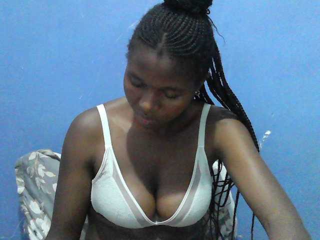 Mystiq-Ella live cam on BongaCams