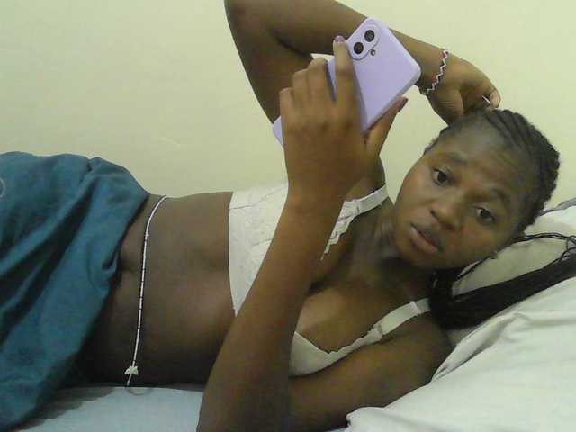 Mystiq-Ella live cam on BongaCams