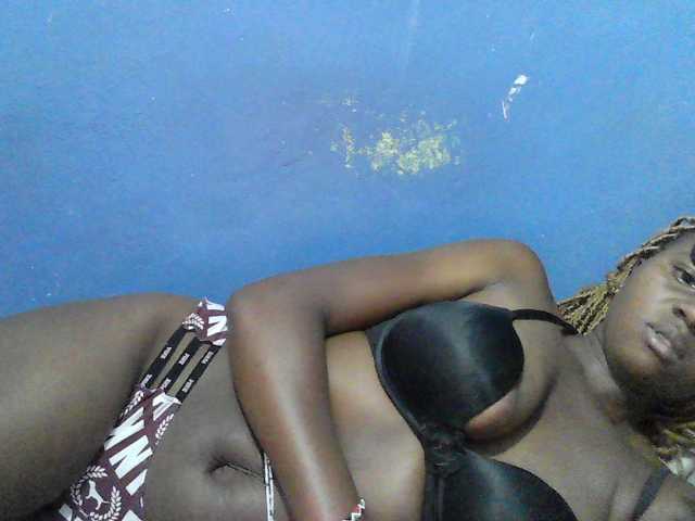 Mystiq-Ella live cam on BongaCams