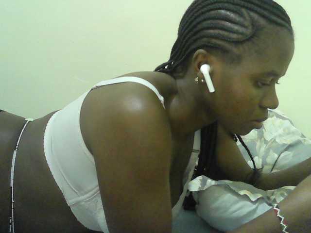 Mystiq-Ella live cam on BongaCams