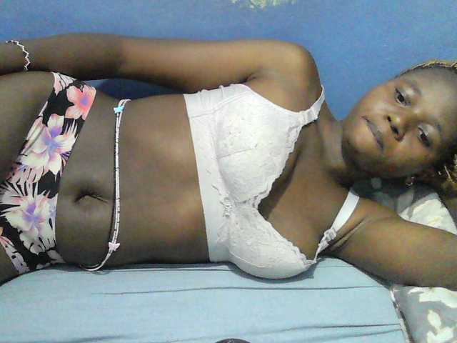 Mystiq-Ella live cam on BongaCams