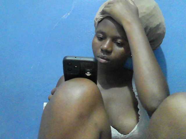 Mystiq-Ella live cam on BongaCams