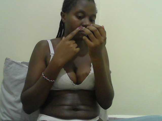 Mystiq-Ella live cam on BongaCams
