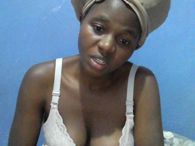 Mystiq-Ella live cam on BongaCams