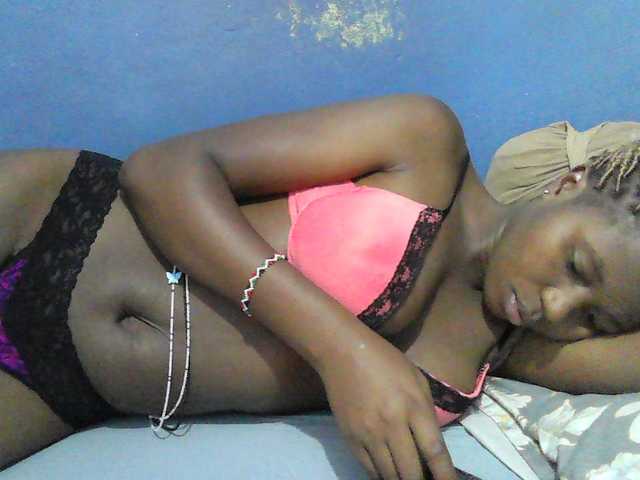 Mystiq-Ella live cam on BongaCams