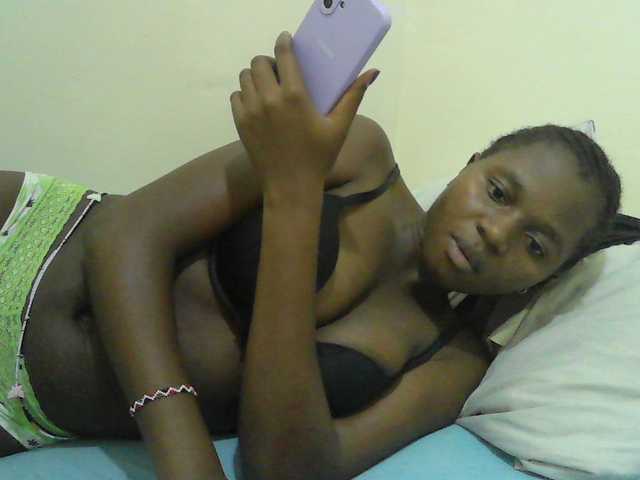 Mystiq-Ella live cam on BongaCams