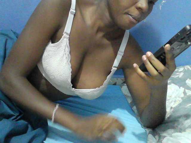 Mystiq-Ella live cam on BongaCams