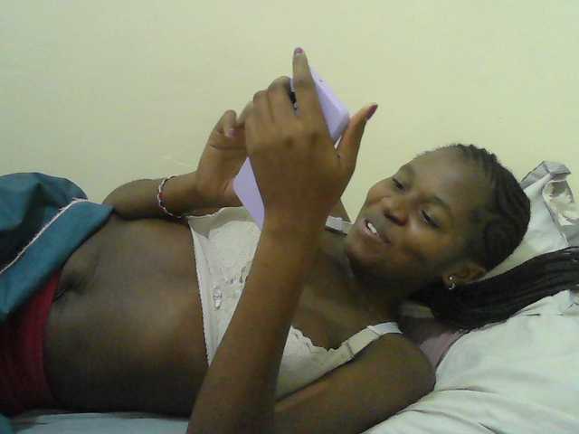 Mystiq-Ella live cam on BongaCams
