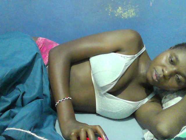 Mystiq-Ella live cam on BongaCams