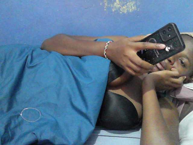Mystiq-Ella live cam on BongaCams