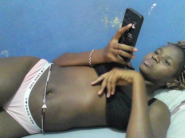 Mystiq-Ella live cam on BongaCams