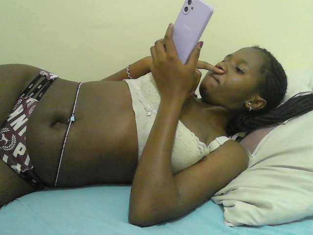 Mystiq-Ella live cam on BongaCams