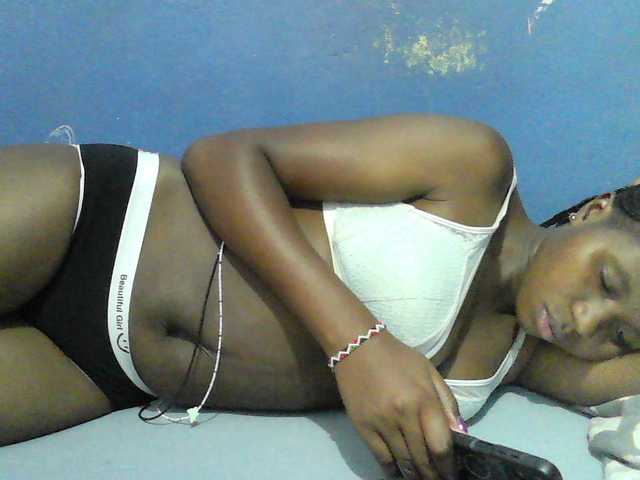 Mystiq-Ella live cam on BongaCams