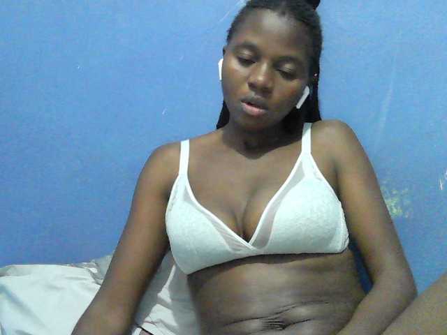 Mystiq-Ella live cam on BongaCams