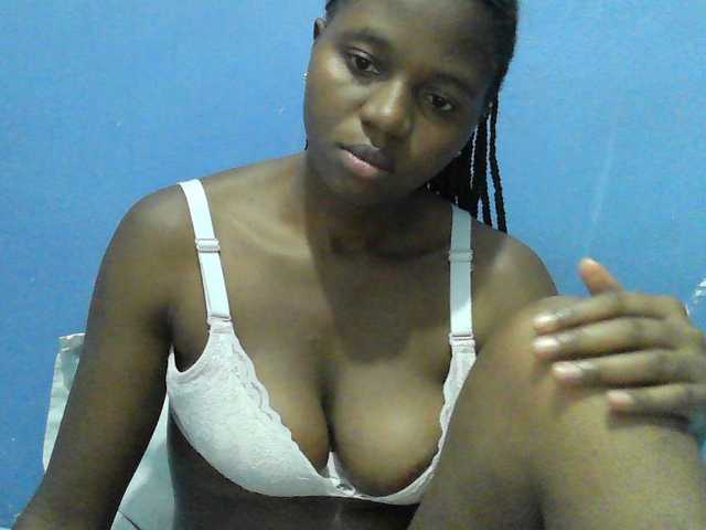 Mystiq-Ella live cam on BongaCams
