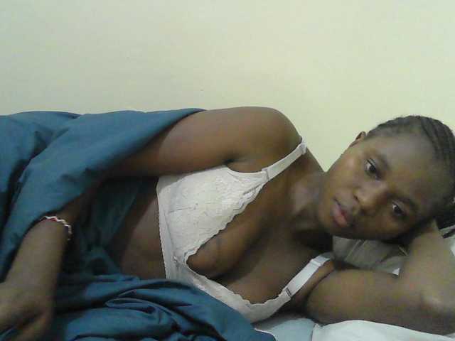 Mystiq-Ella live cam on BongaCams
