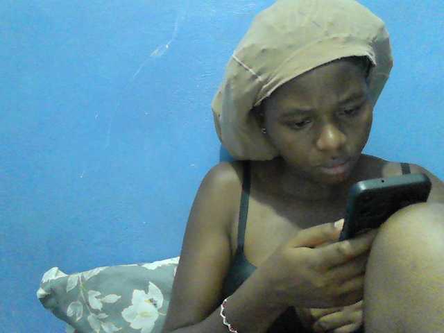 Mystiq-Ella live cam on BongaCams