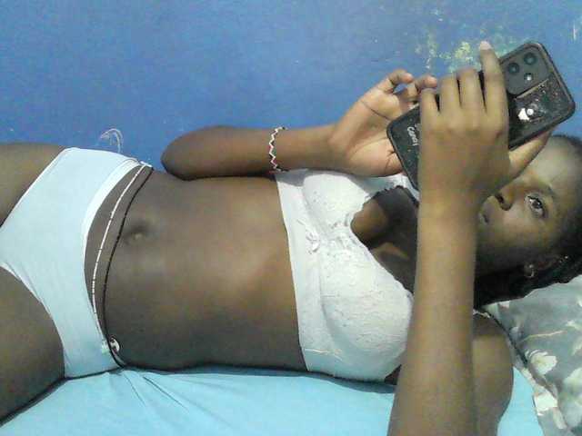 Mystiq-Ella live cam on BongaCams