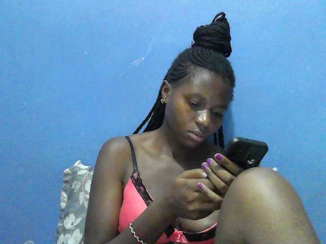 Mystiq-Ella live cam on BongaCams