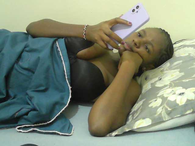 Mystiq-Ella live cam on BongaCams