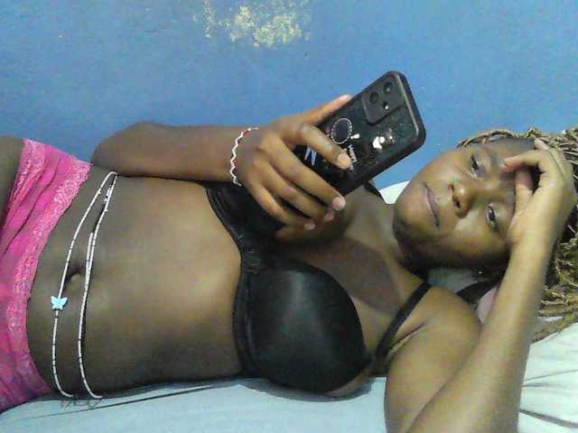 Mystiq-Ella live cam on BongaCams