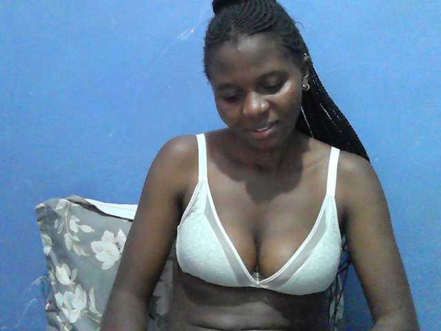 Mystiq-Ella live cam on BongaCams