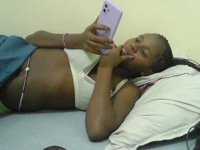 Mystiq-Ella live cam on BongaCams