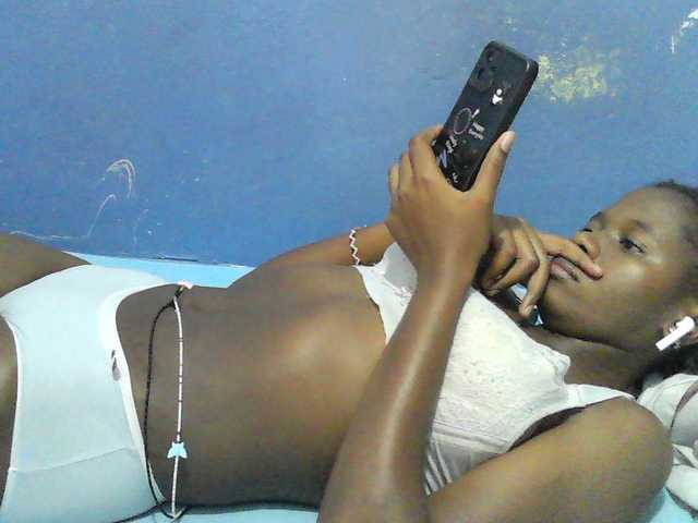 Mystiq-Ella live cam on BongaCams