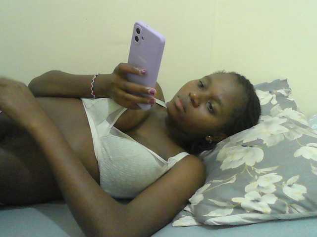 Mystiq-Ella live cam on BongaCams