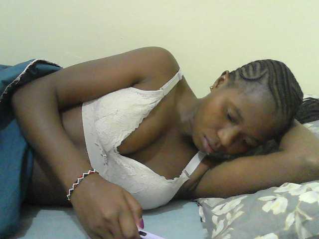 Mystiq-Ella live cam on BongaCams