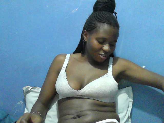 Mystiq-Ella live cam on BongaCams