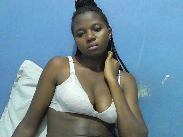Mystiq-Ella live cam on BongaCams