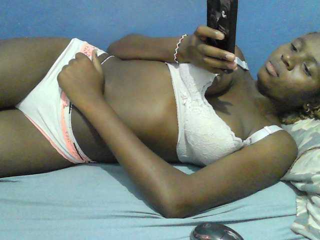 Mystiq-Ella live cam on BongaCams
