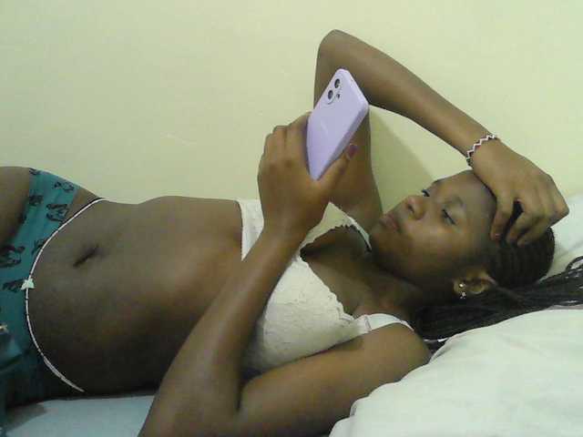 Mystiq-Ella live cam on BongaCams