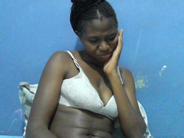Mystiq-Ella live cam on BongaCams