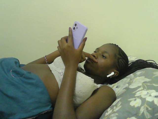 Mystiq-Ella live cam on BongaCams