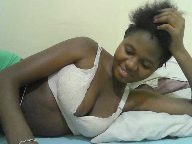 Mystiq-Ella live cam on BongaCams