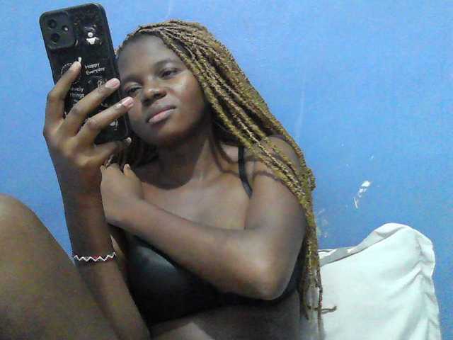 Mystiq-Ella live cam on BongaCams