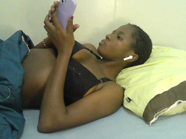 Mystiq-Ella live cam on BongaCams
