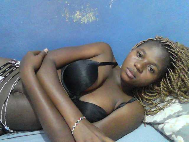 Mystiq-Ella live cam on BongaCams