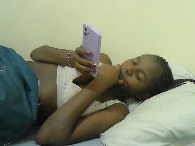 Mystiq-Ella live cam on BongaCams