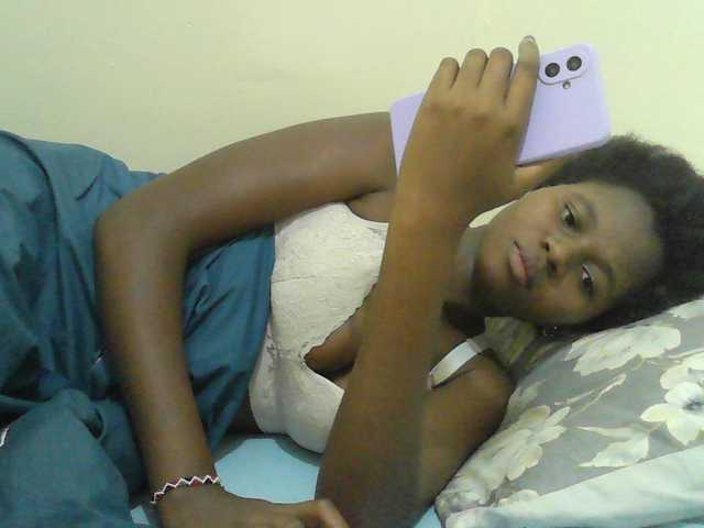le modèle Mystiq-Ella est en webcam porno dans un show sur le site bongacams, il possède les tags suivants: Ebony,Brunette,Hairy