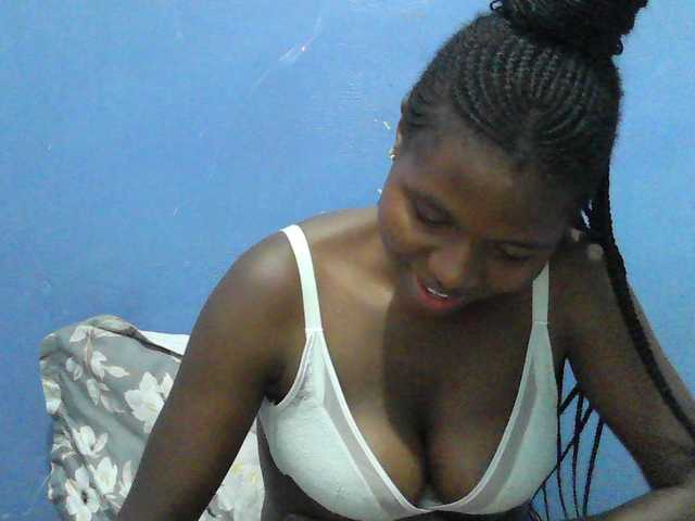 Mystiq-Ella live cam on BongaCams
