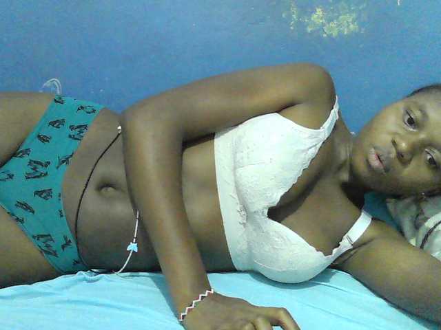 Mystiq-Ella live cam on BongaCams