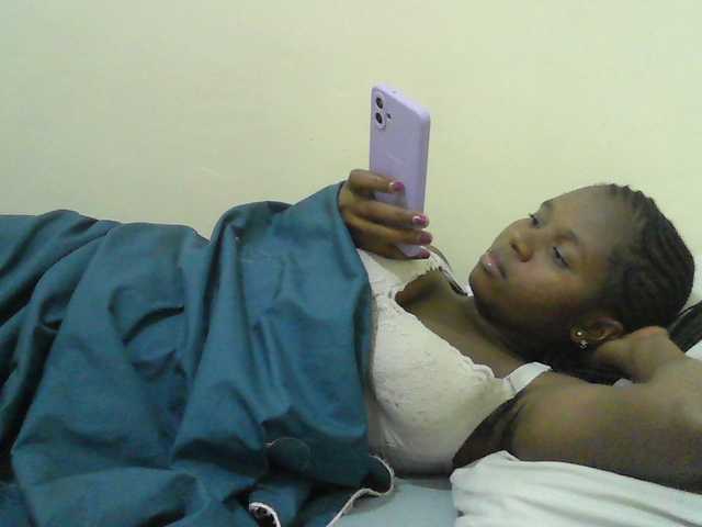 Mystiq-Ella live cam on BongaCams